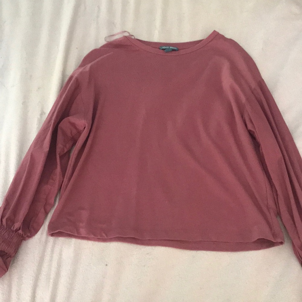 Long sleeve top.